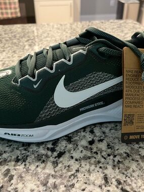 Nike Men’s Dark Green & White Air Zoom Running Shoes